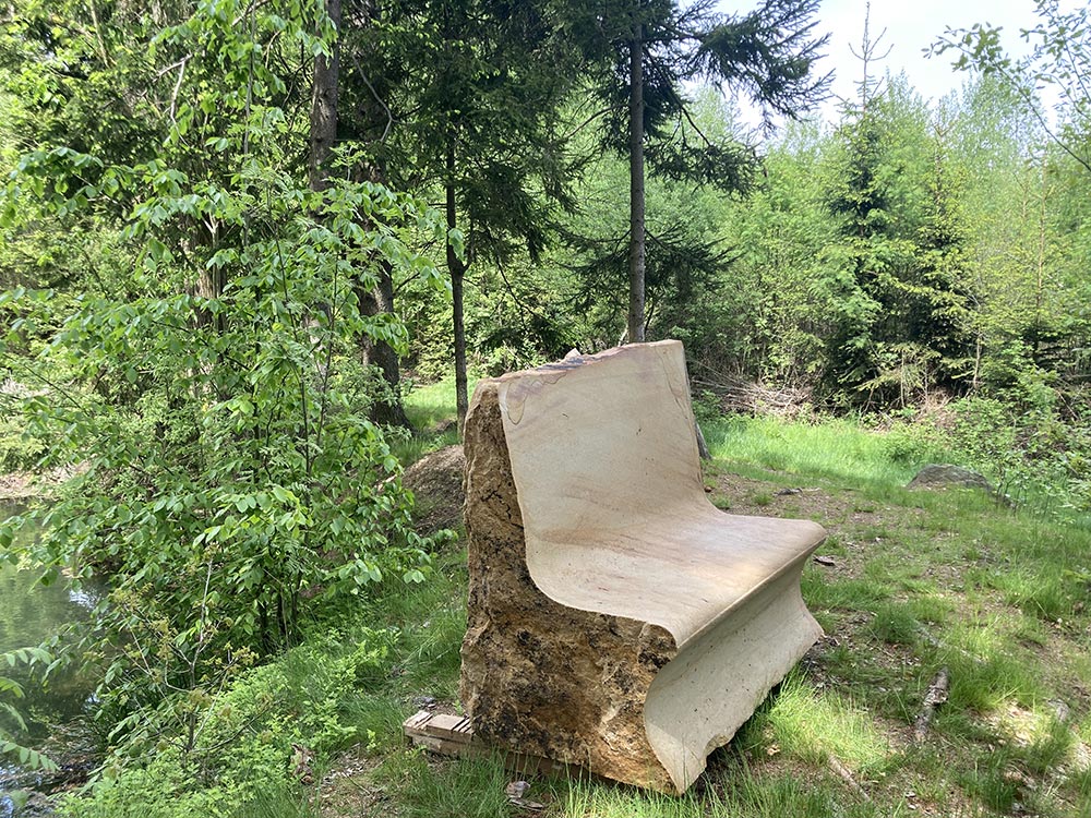 Kamenné stoly a lavice