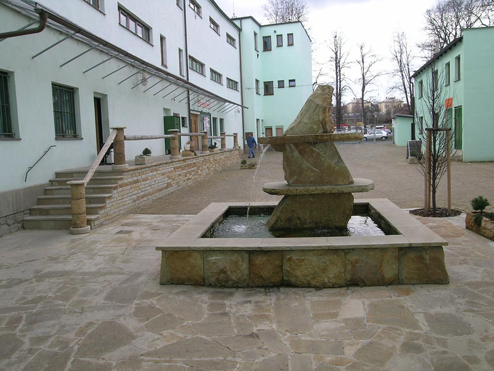 Okrasné studny, fontány a kašny