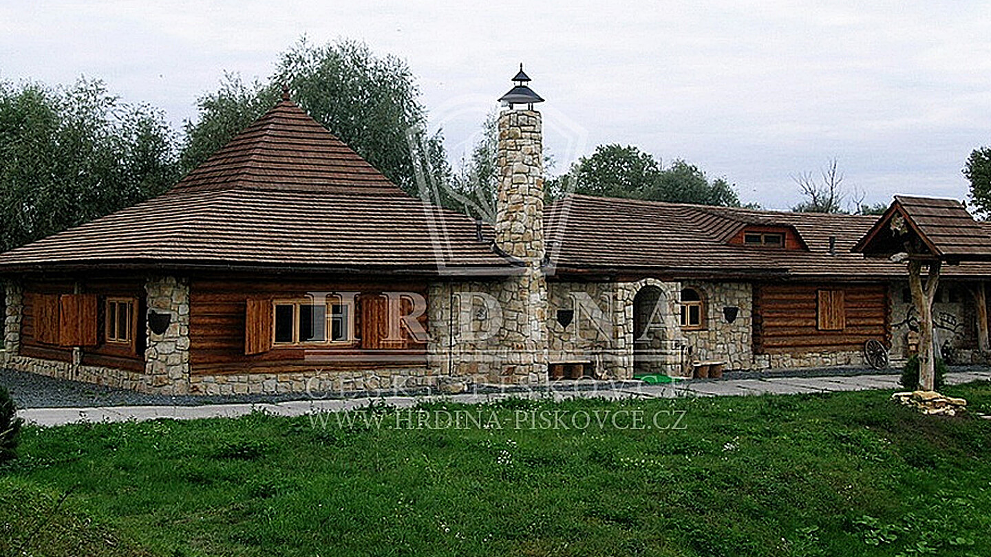 Černá kuchyně z kamene – Bašta v Úžicích (Praha)