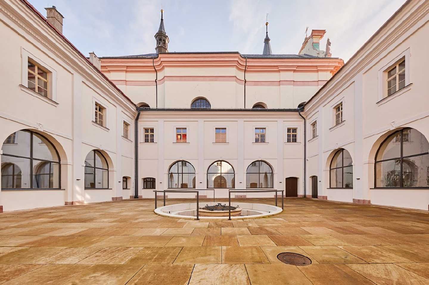 Dlažby a šlapáky Kamenná dlažba a šlapáky
